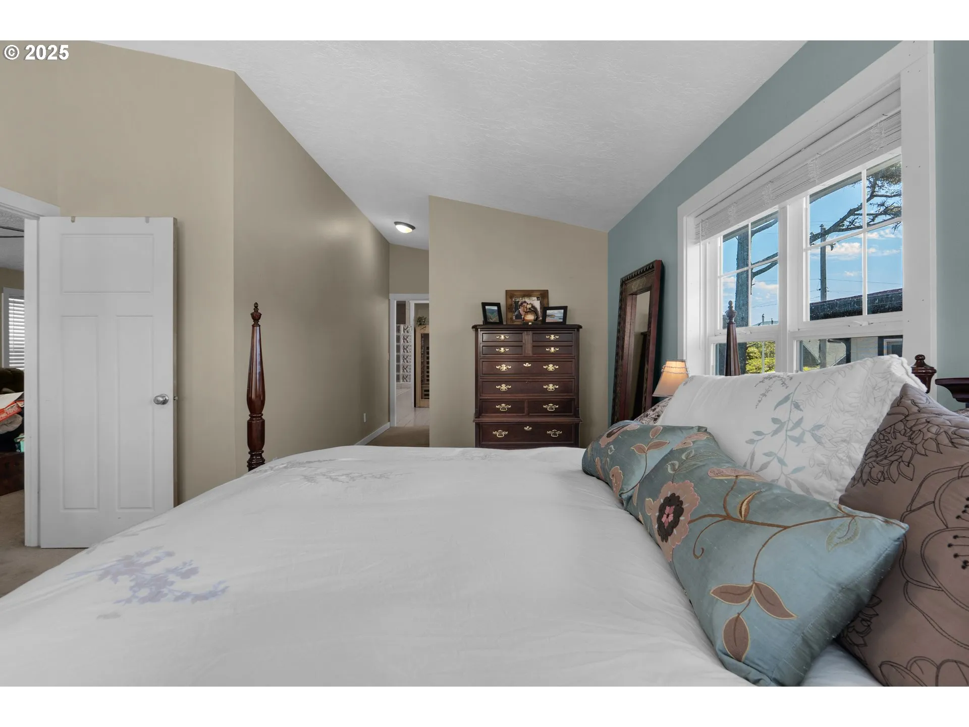Bedroom, Owner's Suite-Vaulted Ceilings