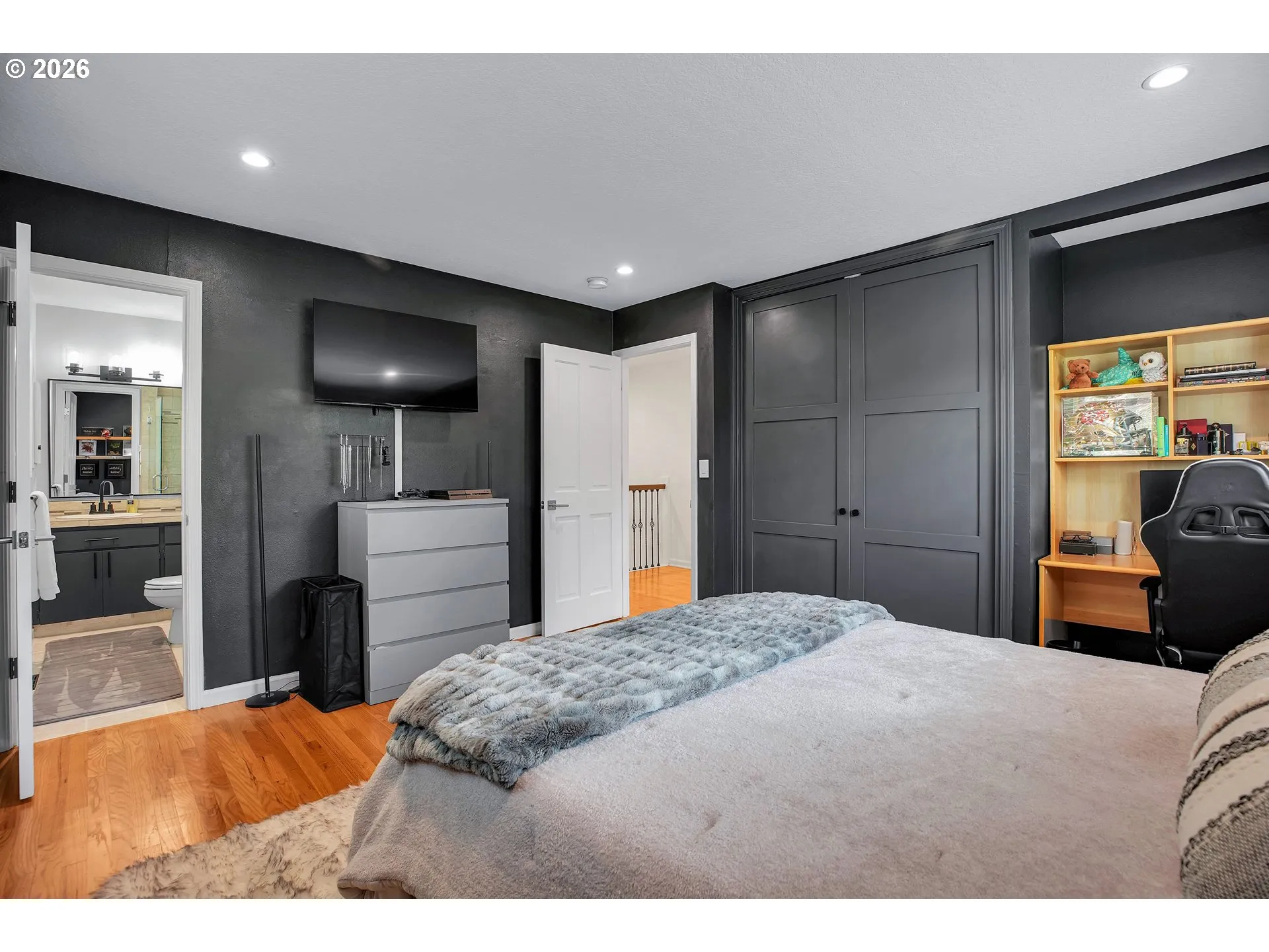Bedroom-Full Bathroom