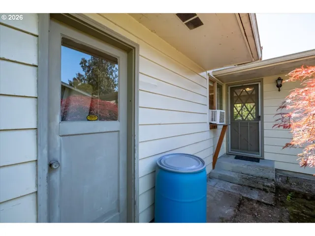 Living Room/Entrance