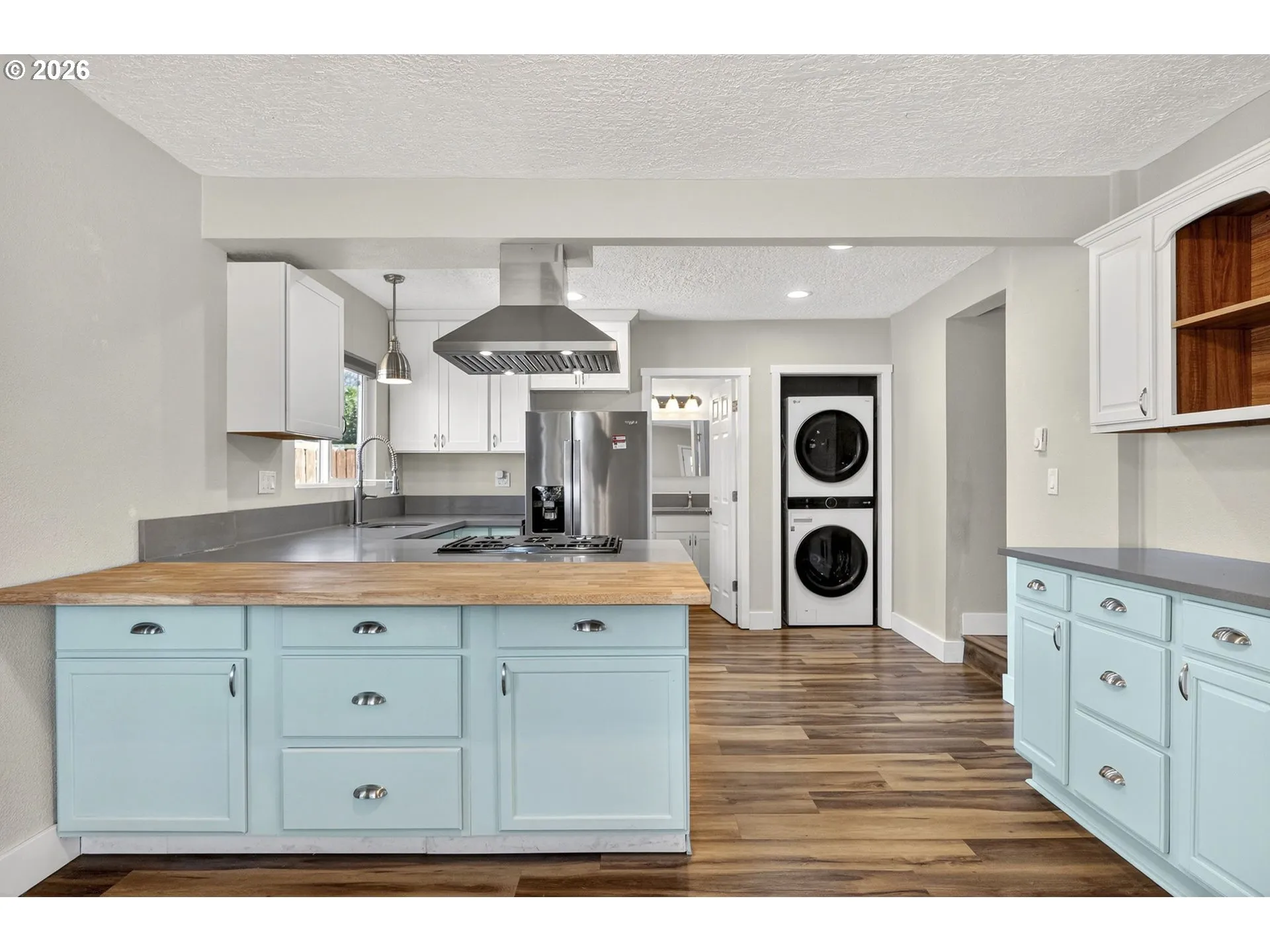 Kitchen-Breakfast Bar
