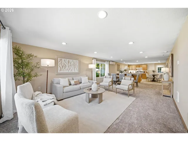 Living Room/Entrance