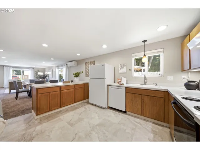 Kitchen-Breakfast Bar