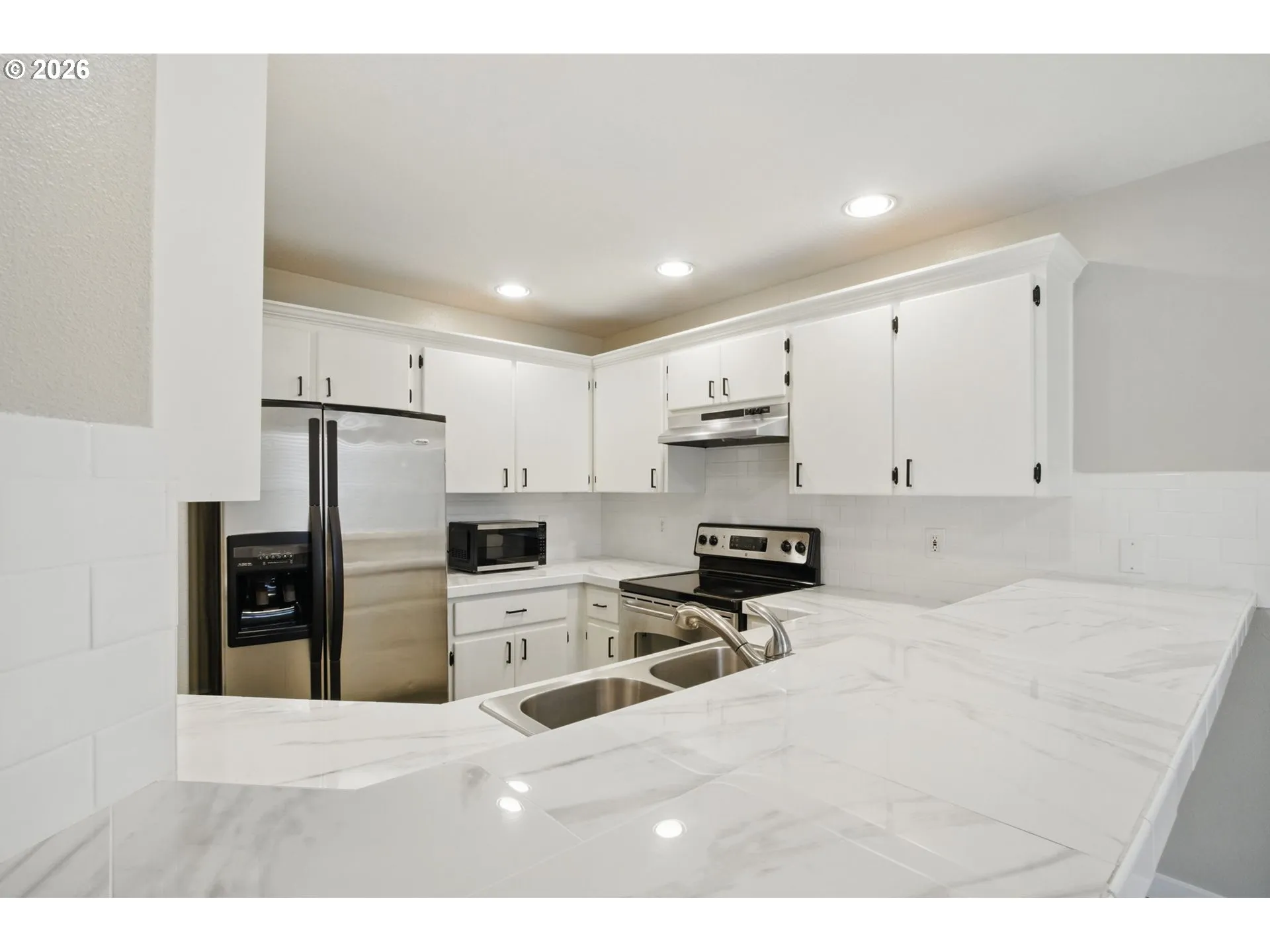 Kitchen-Breakfast Bar