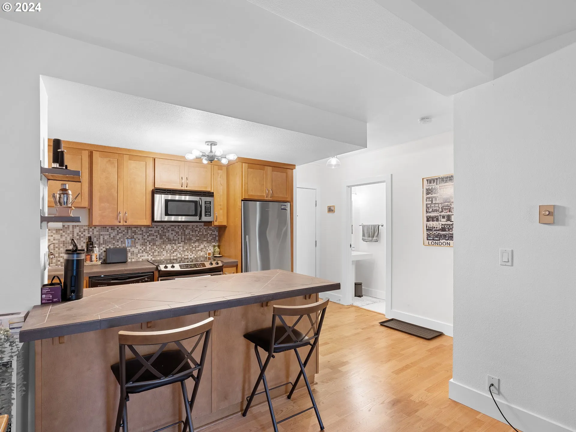 Kitchen-Breakfast Bar