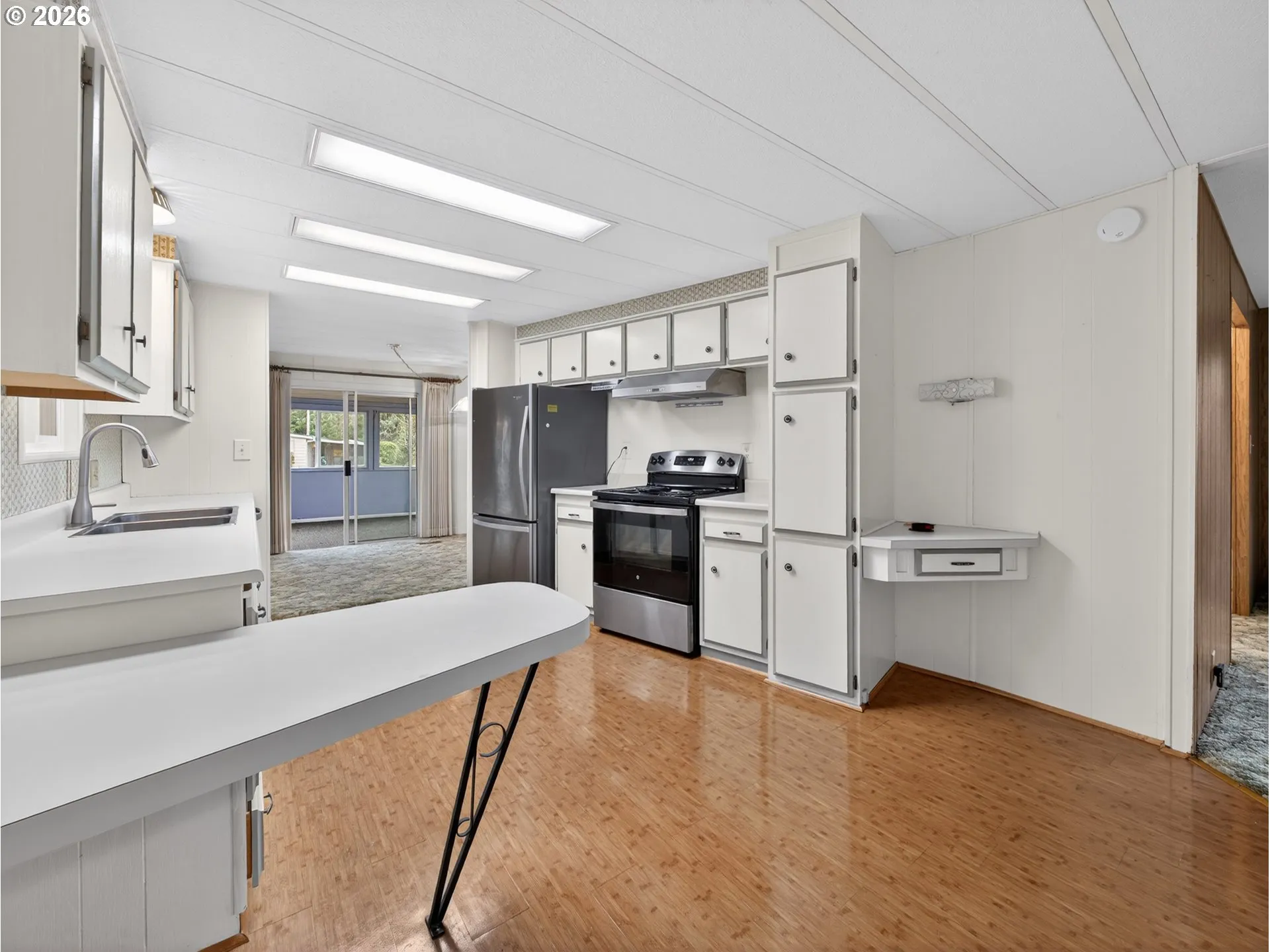 Kitchen-Breakfast Bar