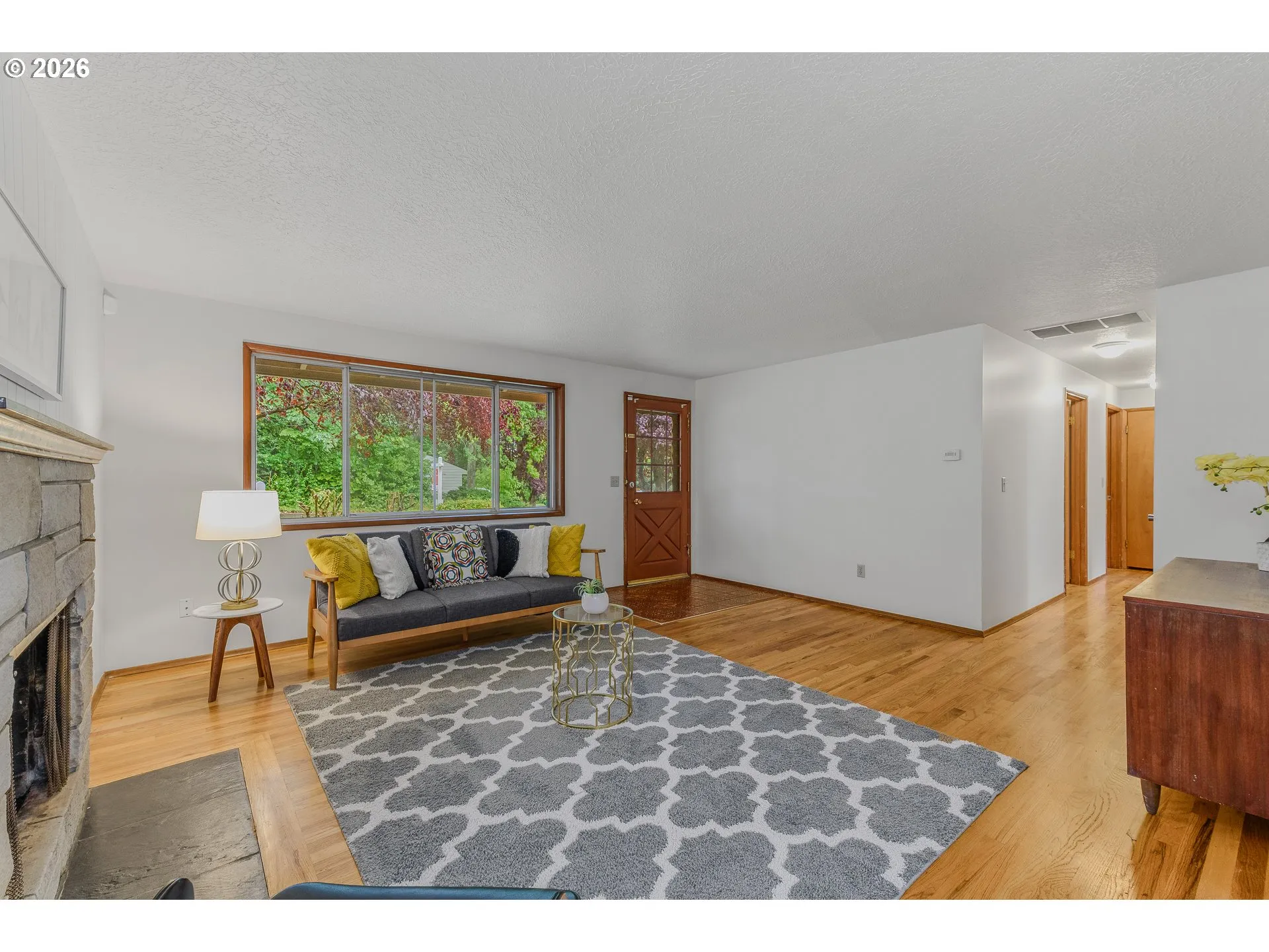 Living Room/Entrance