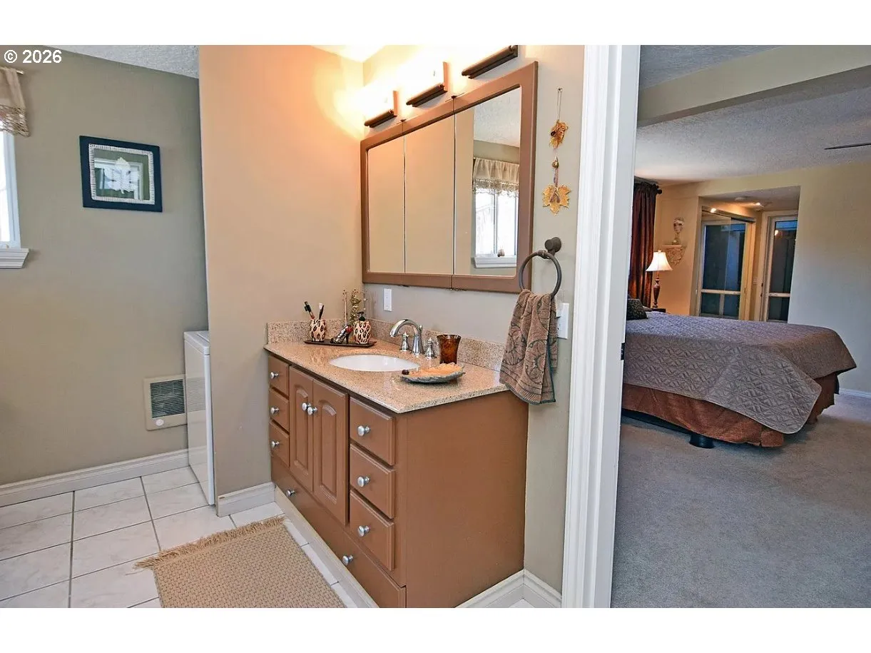 Bathroom, Attached-Lower