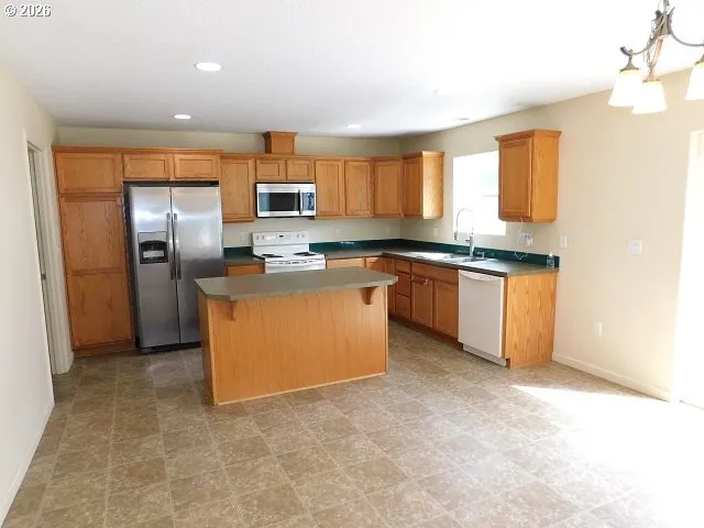 Kitchen-Breakfast Bar