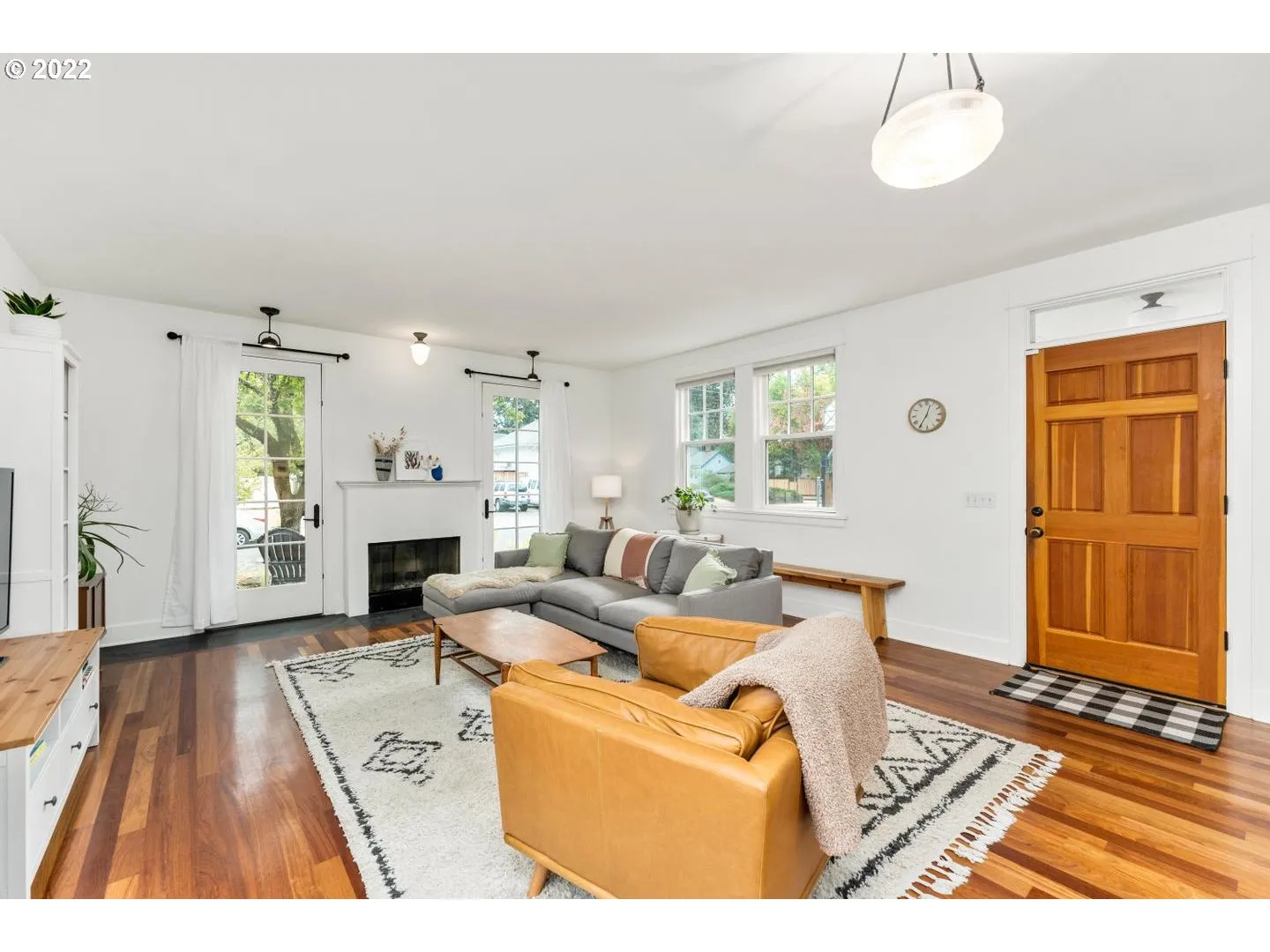 Living Room/Entrance