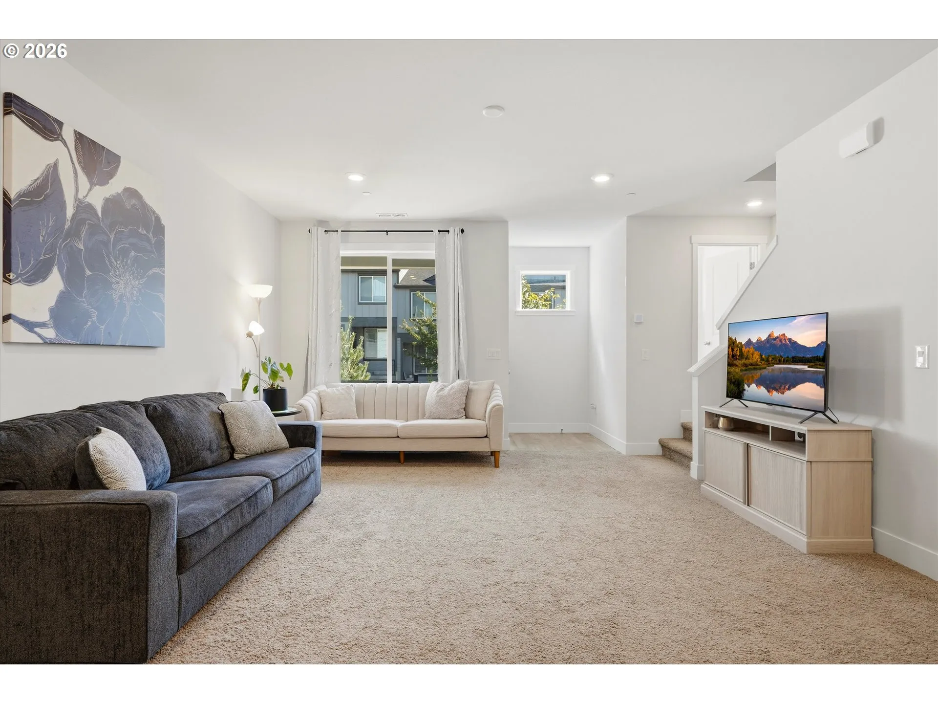 Living Room/Entrance