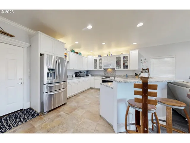 Kitchen-Breakfast Bar