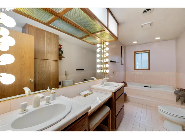 Bathroom, Continental-Hall