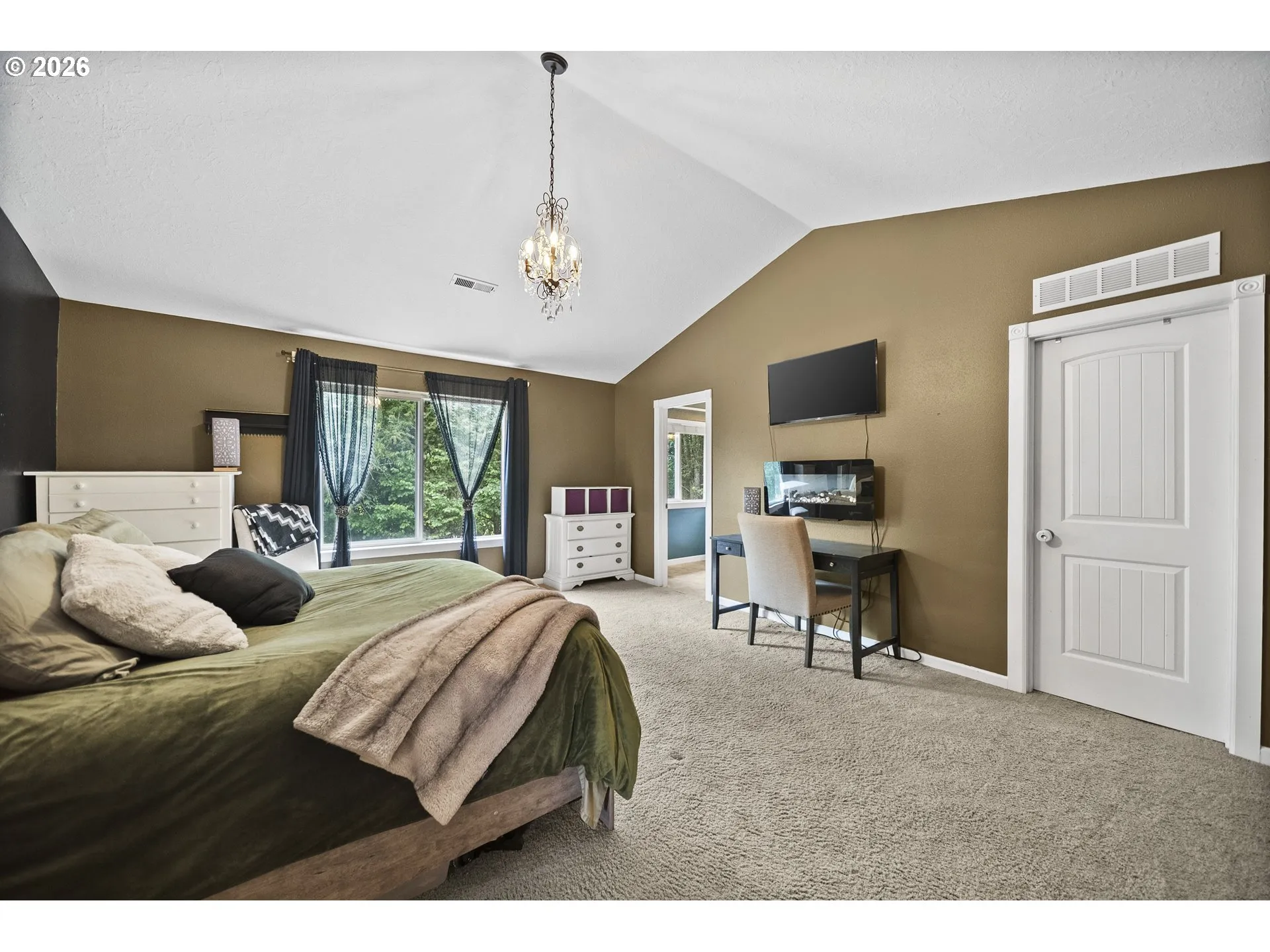 Bedroom, Primary-Vaulted Ceilings