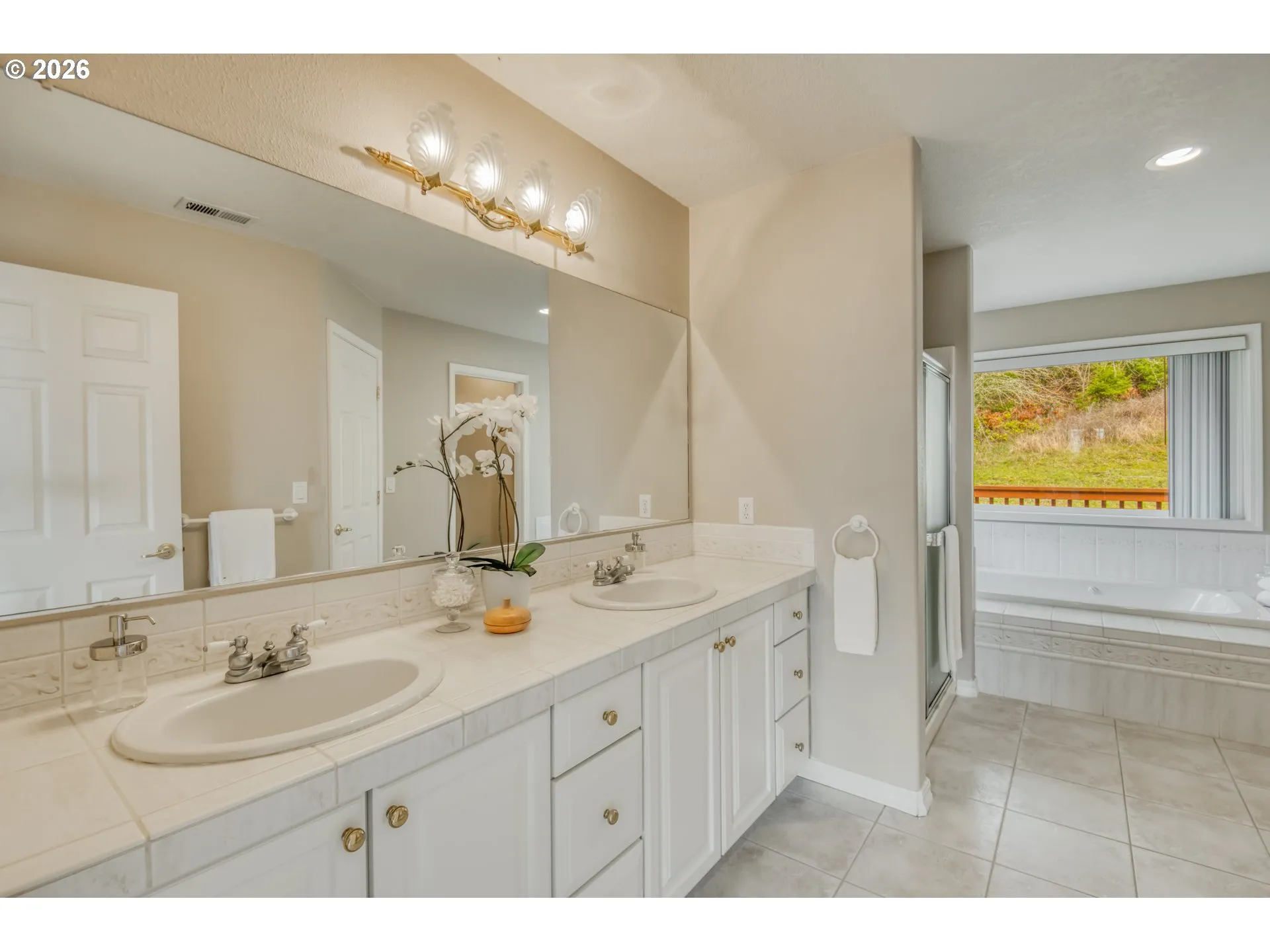 Bathroom, Attached-Walk-In Closet