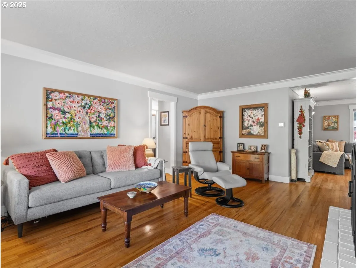 Living Room/Entrance