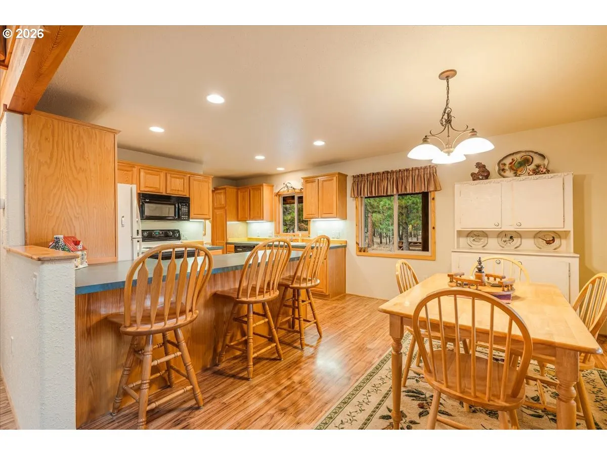 Kitchen-Breakfast Bar