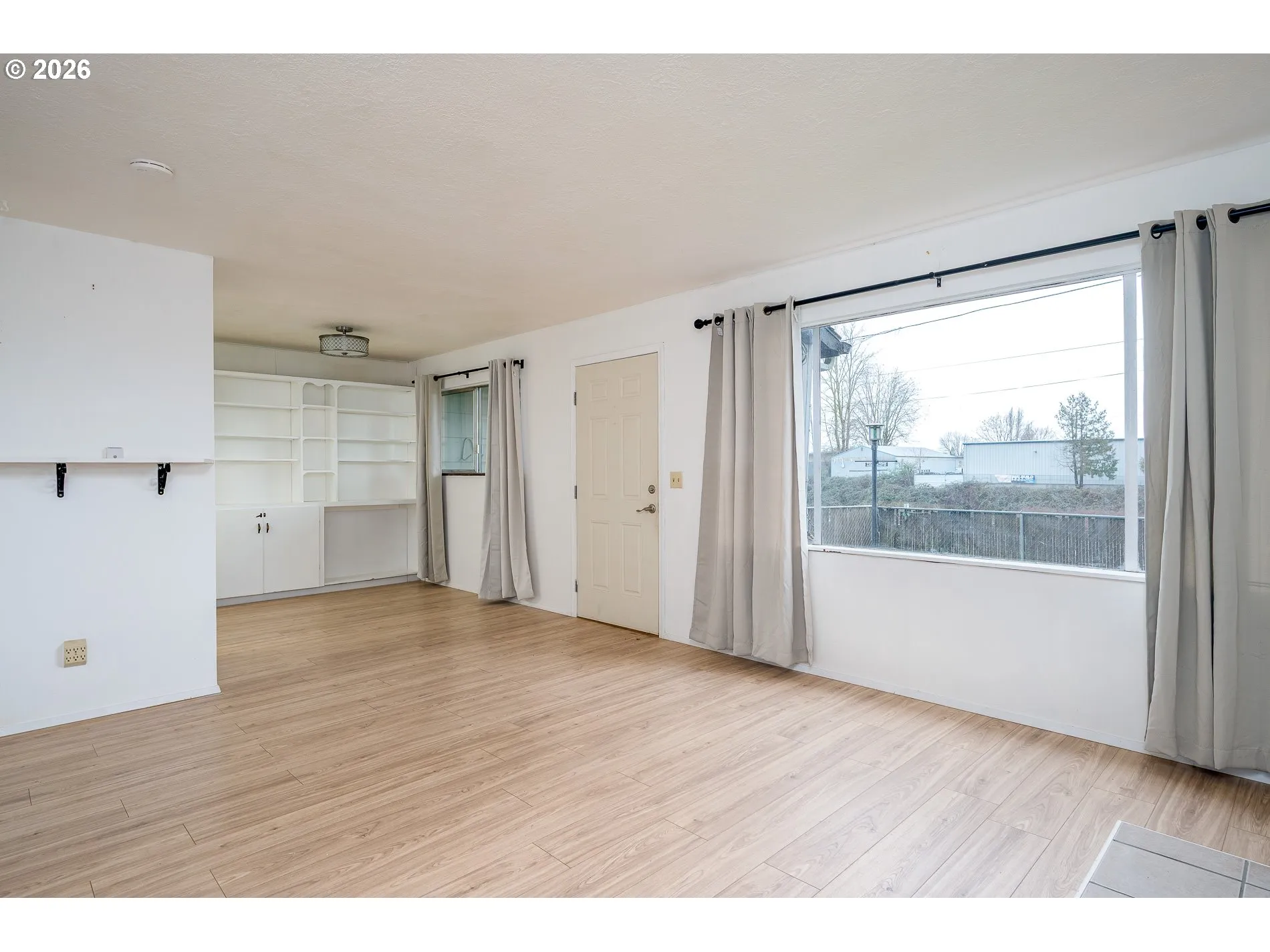 Living Room/Entrance