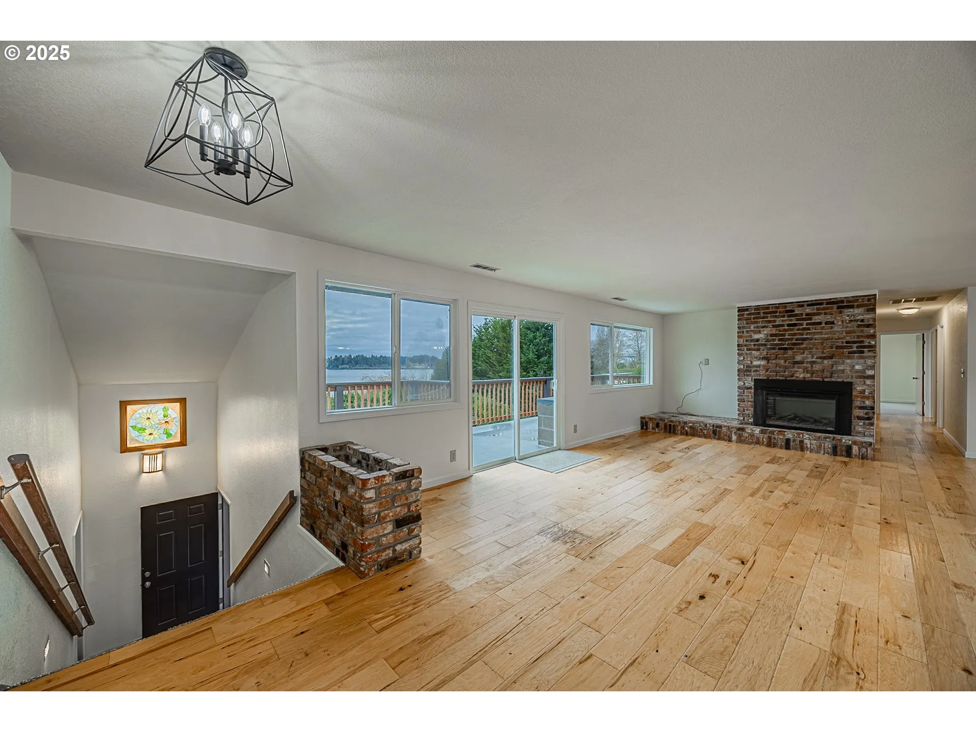 Living Room/Entrance