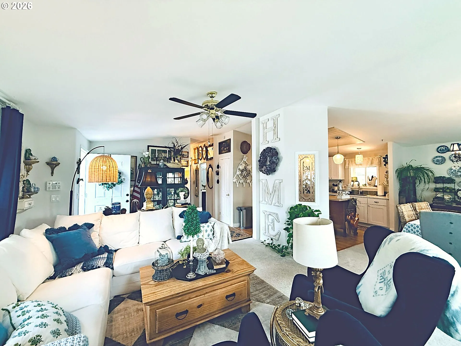 Living Room/Entrance