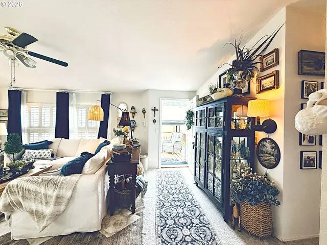 Living Room/Entrance