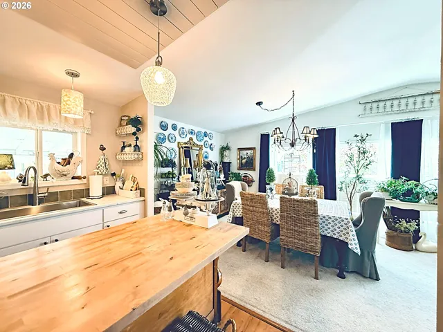Kitchen/Dining Room-Island