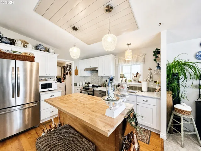 Kitchen-Eating Area