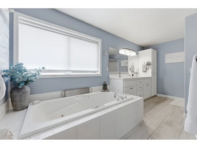 Owner's Suite Bathroom-Garden Tub