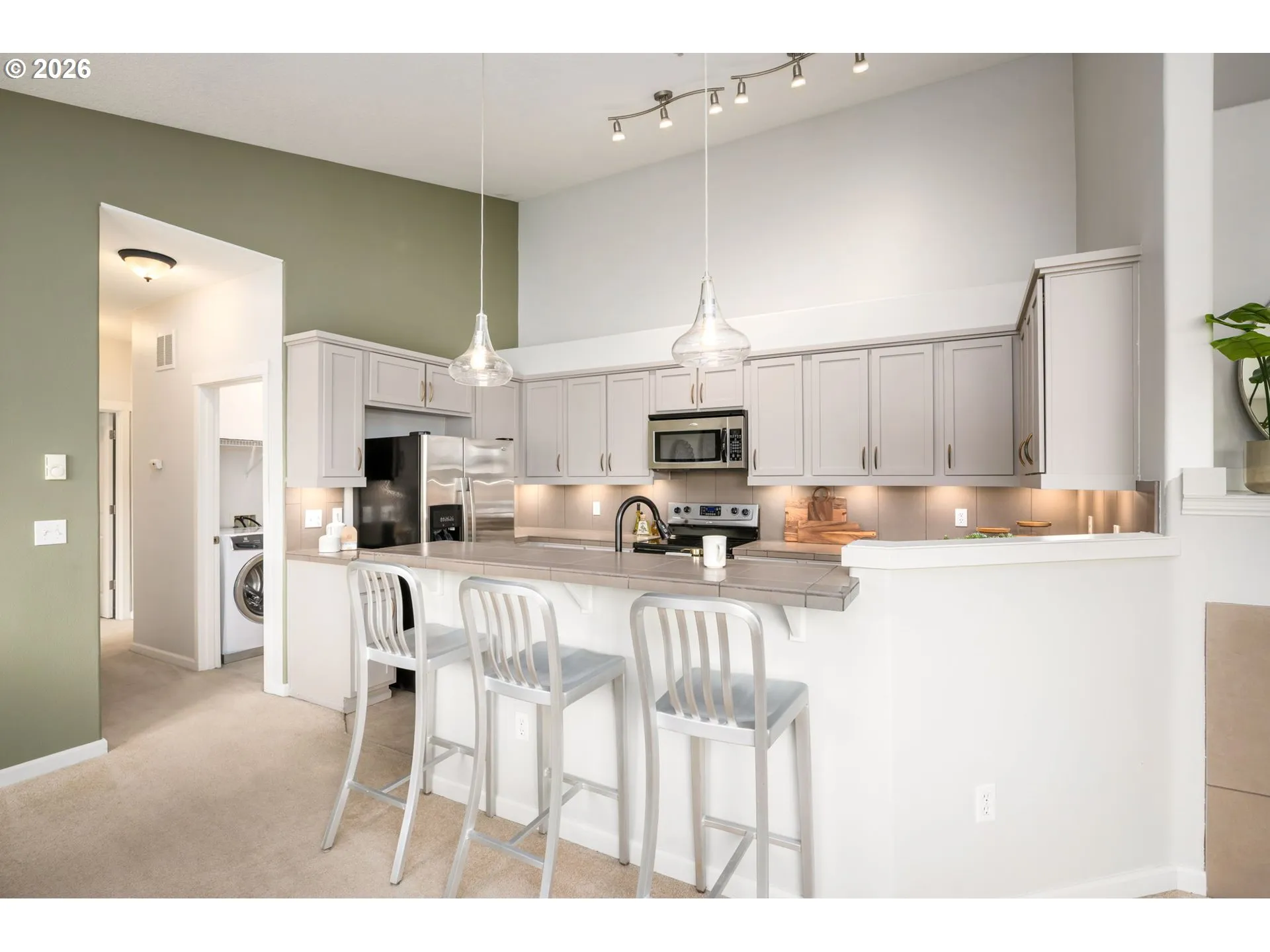 Kitchen-Breakfast Bar