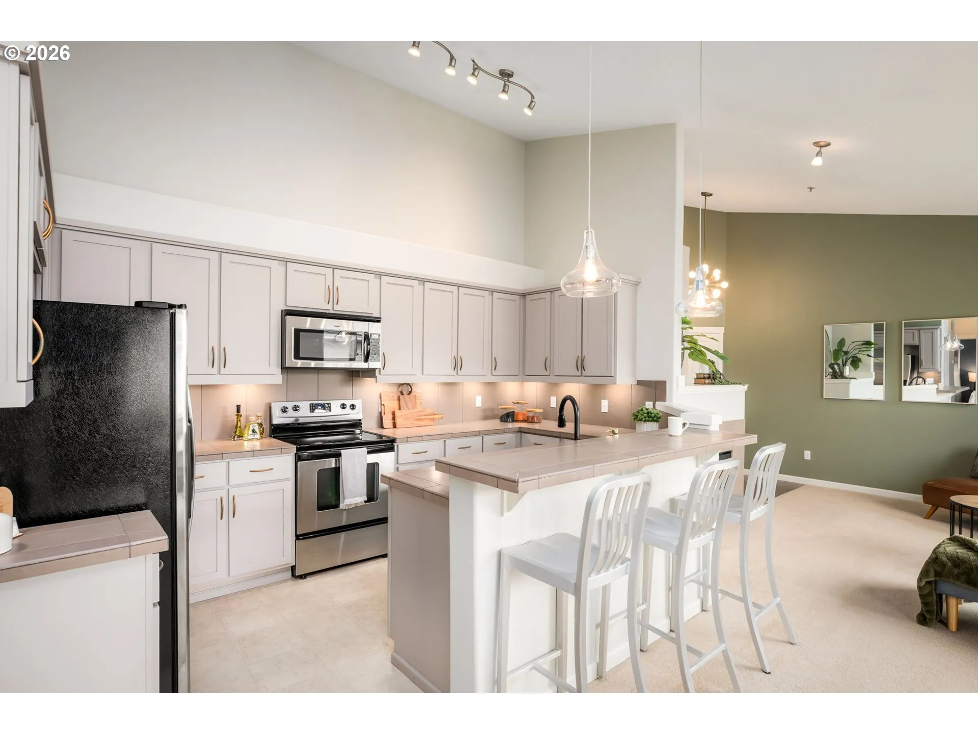 Kitchen-Breakfast Bar