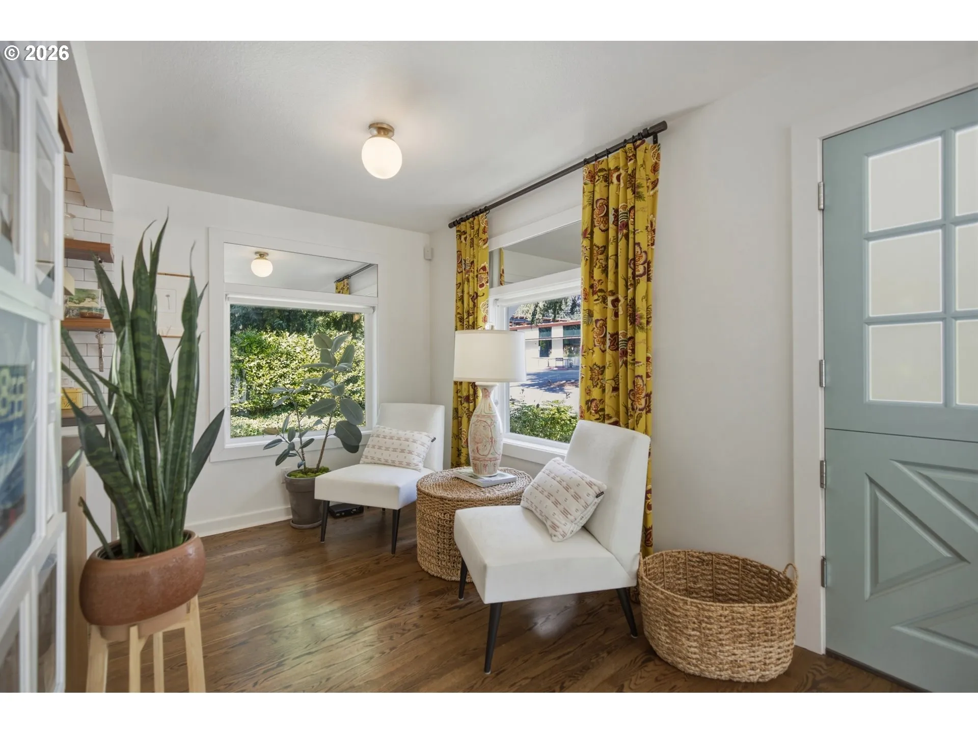 Living Room/Entrance
