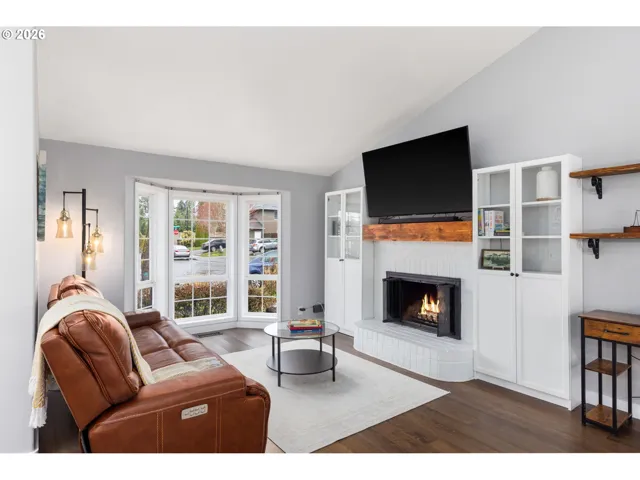 Living Room-Vaulted Ceilings