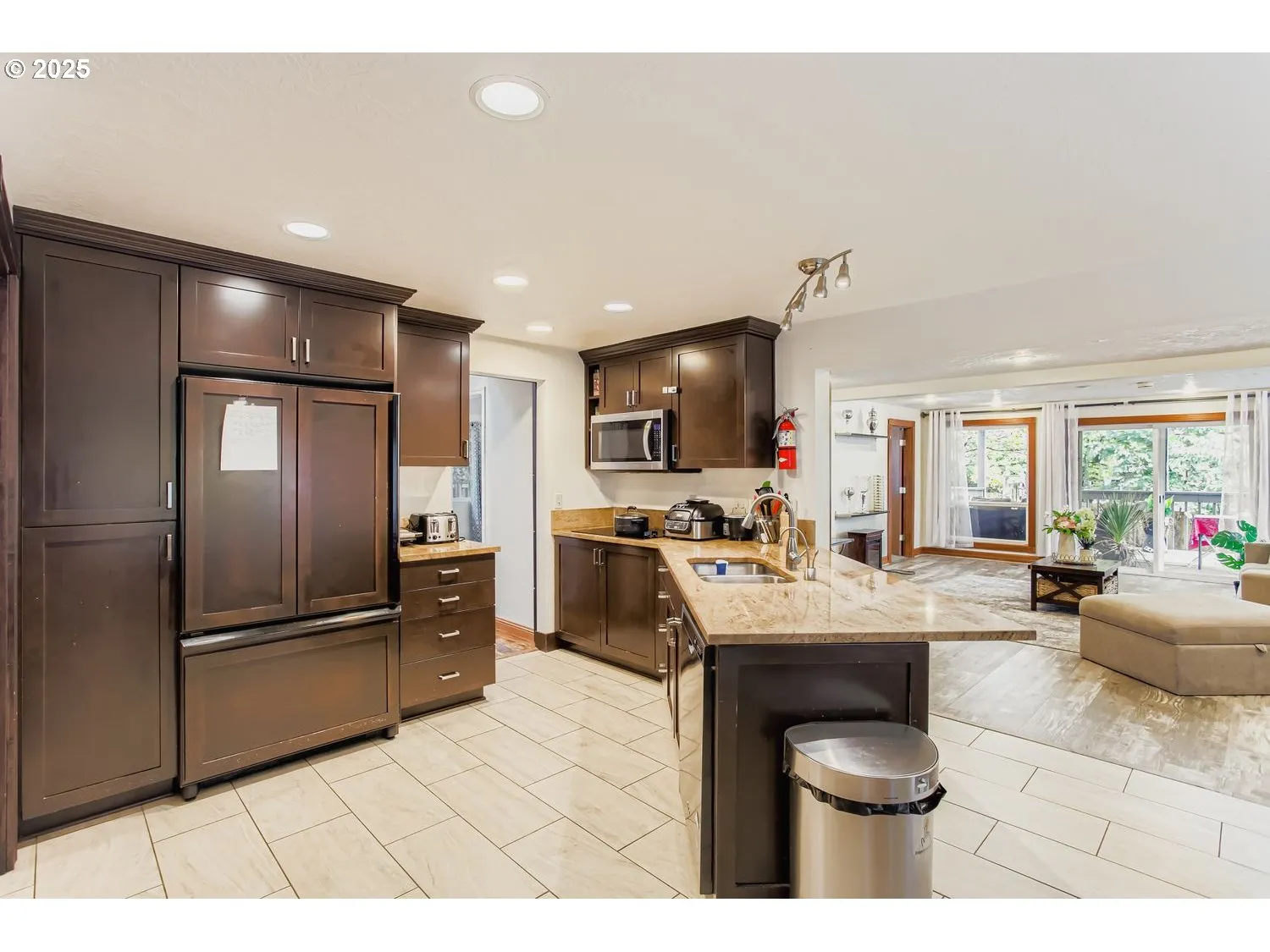 Kitchen-Breakfast Bar