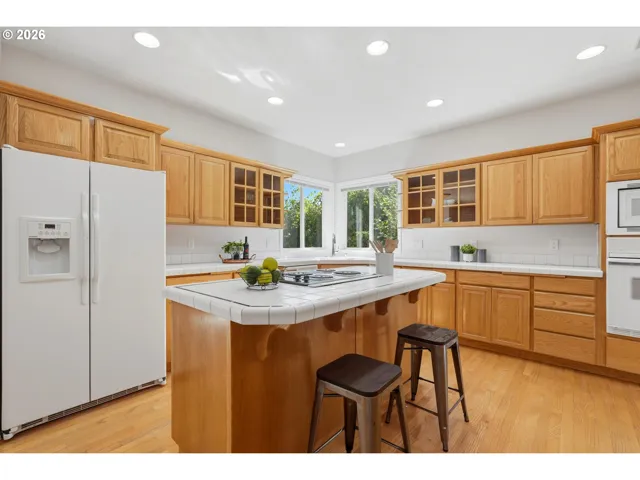 Kitchen-Breakfast Bar