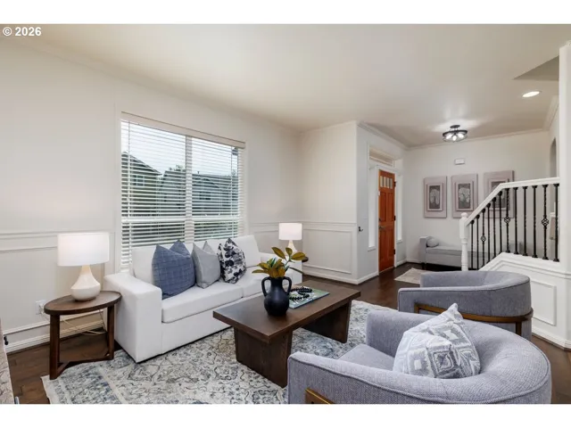Living Room/Entrance