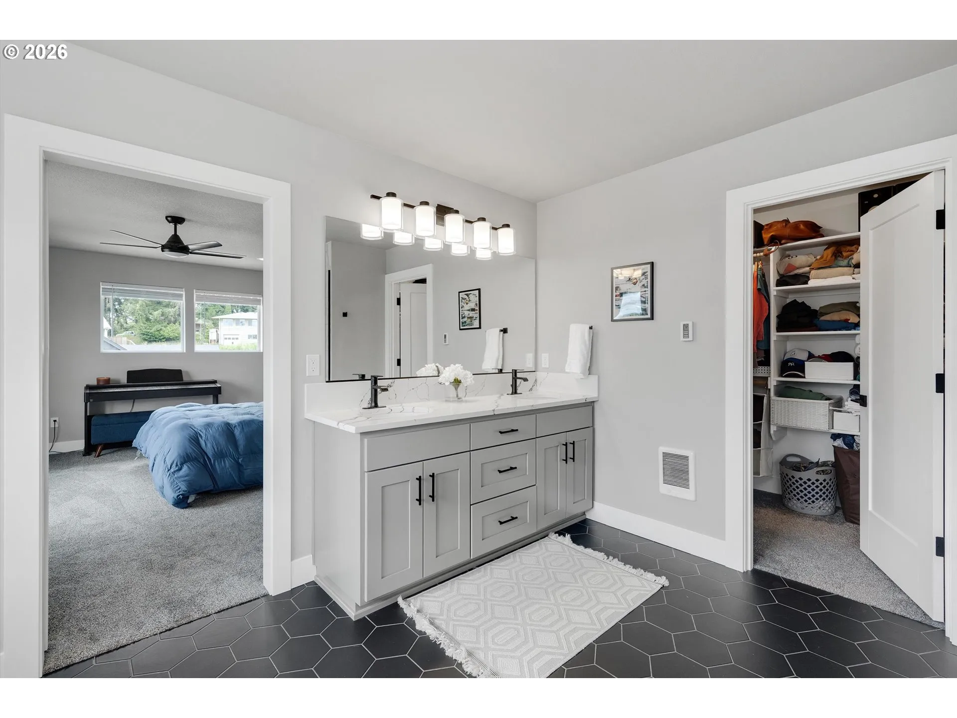 Bathroom, Attached-Walk-In Closet