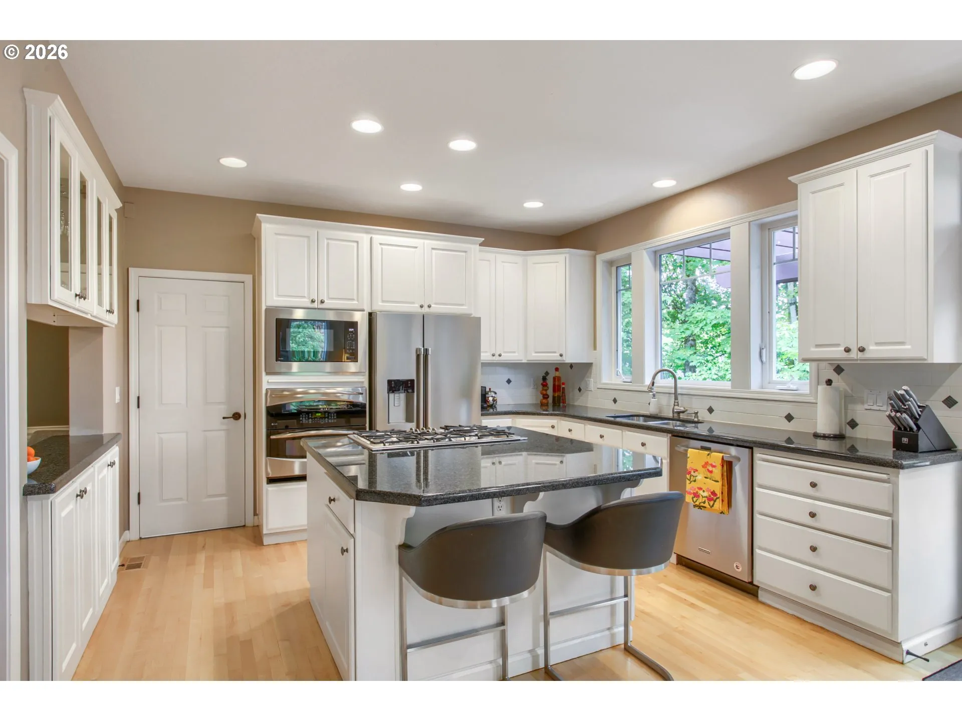 Kitchen-Breakfast Bar