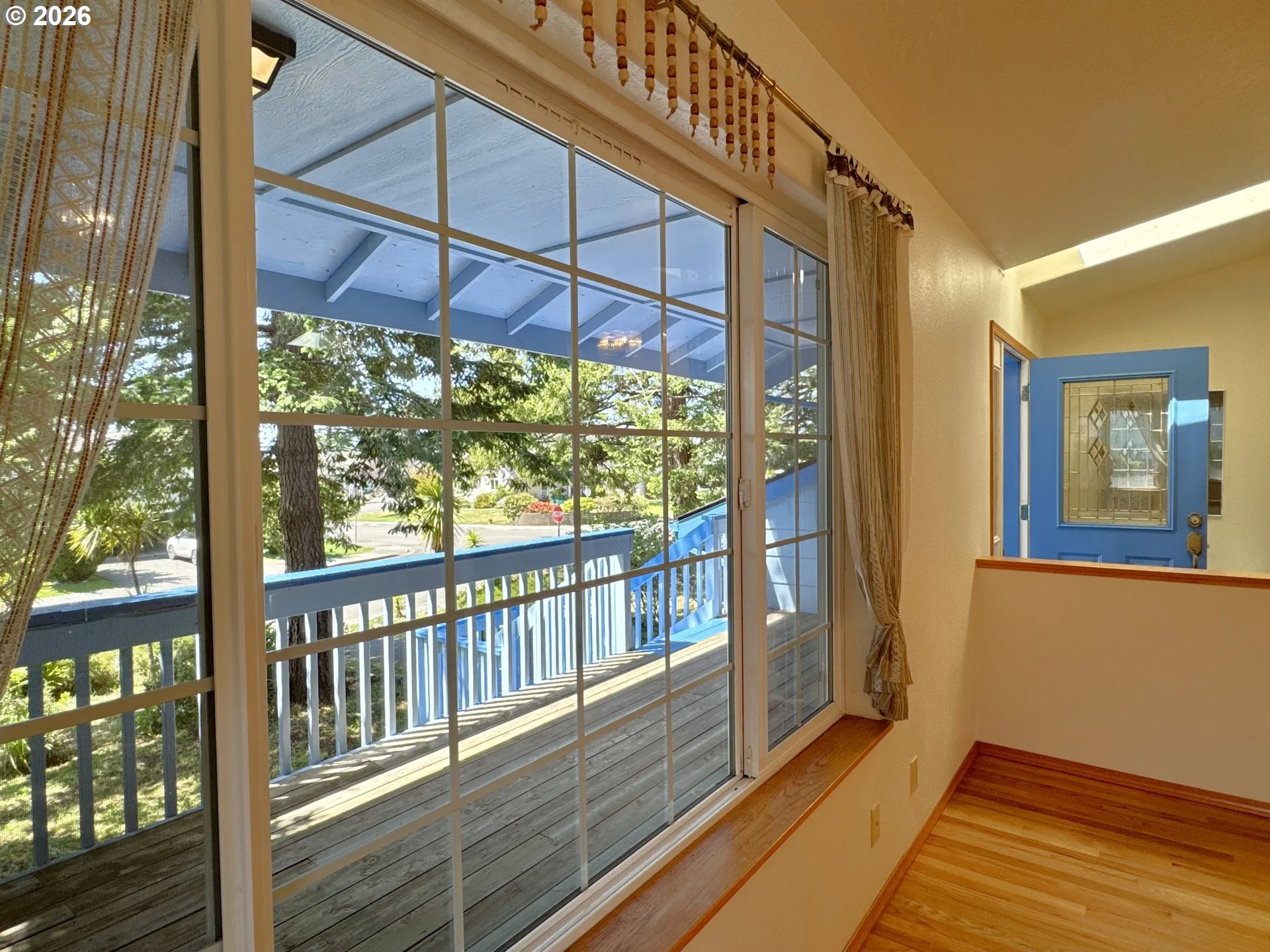 Living Room/Entrance