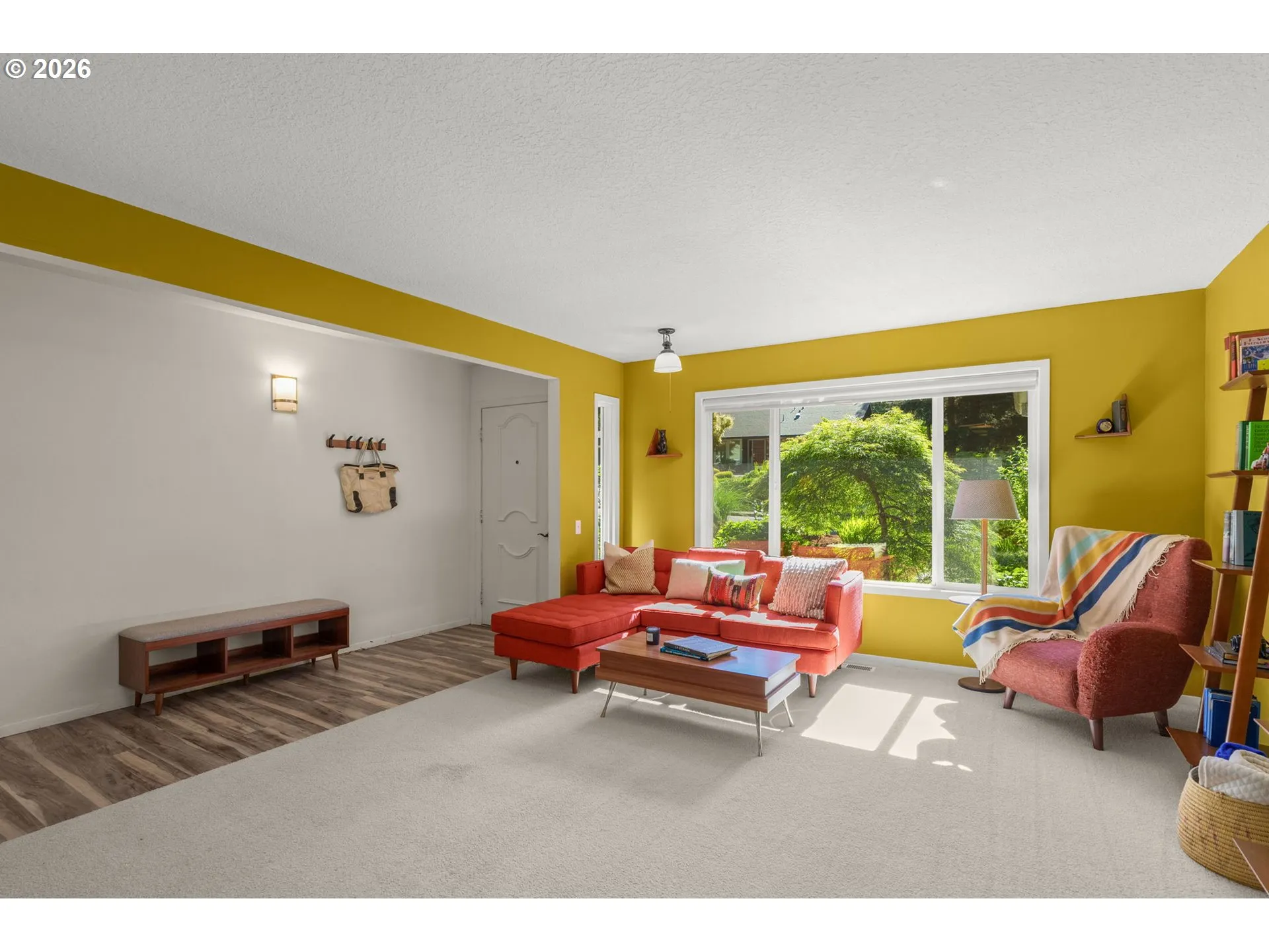 Living Room/Entrance