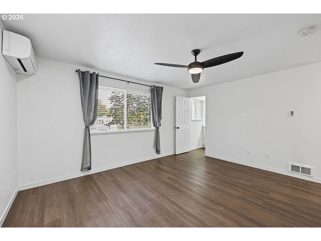 Bedroom, Primary