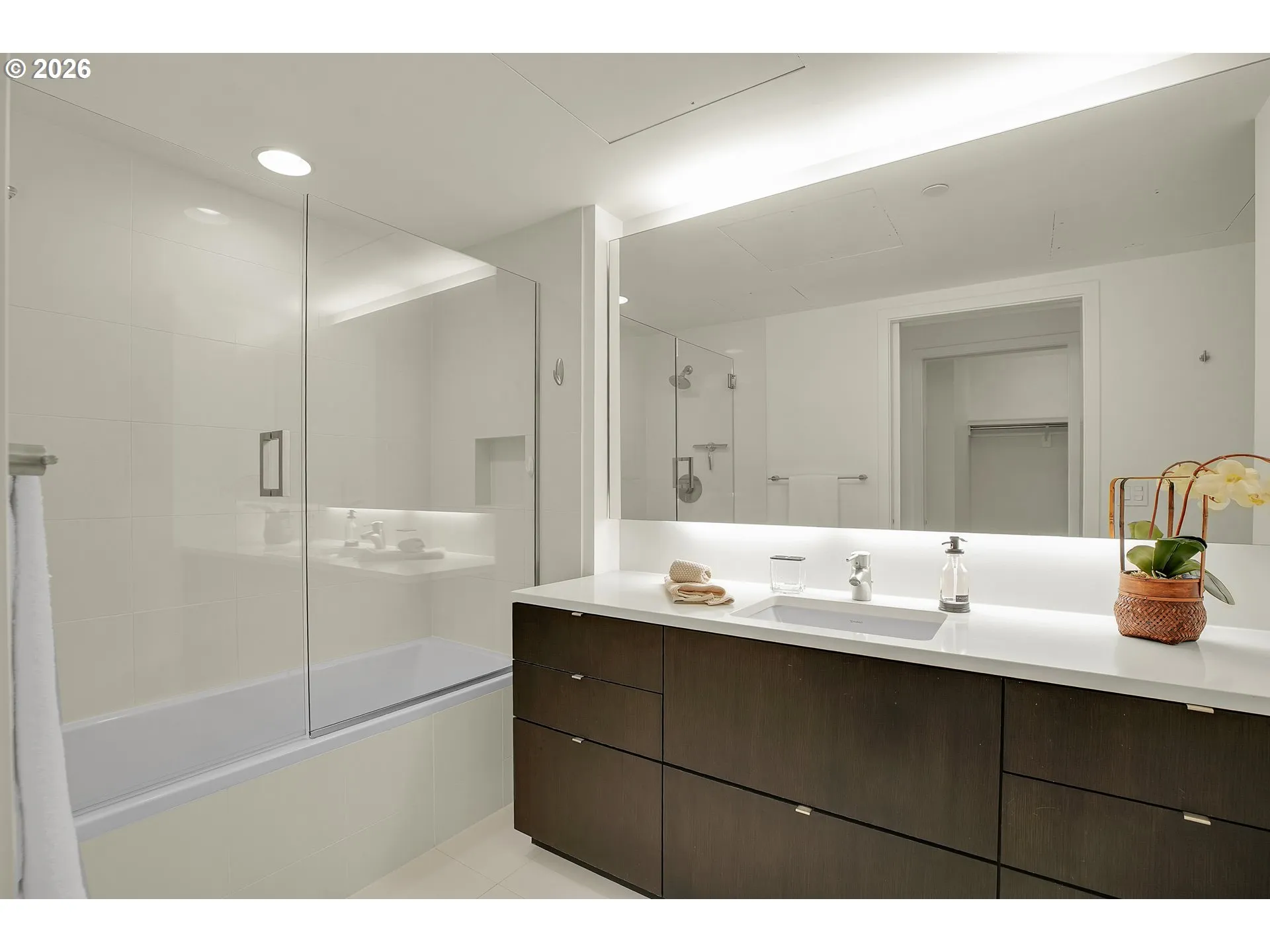 Bathroom, Attached-Walk-In Closet