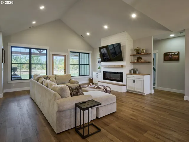 Living Room-Vaulted Ceilings