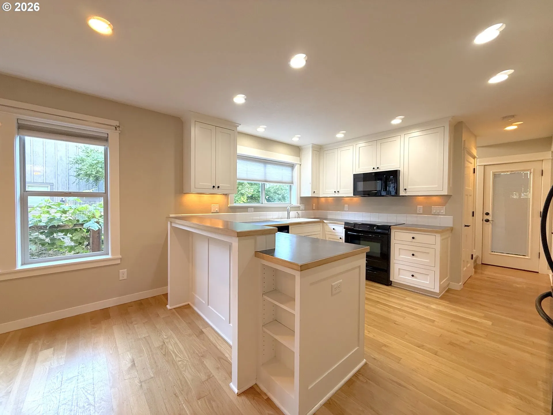 Kitchen-Breakfast Bar