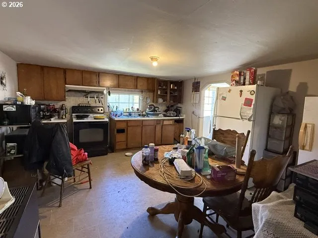 Kitchen-Eating Area