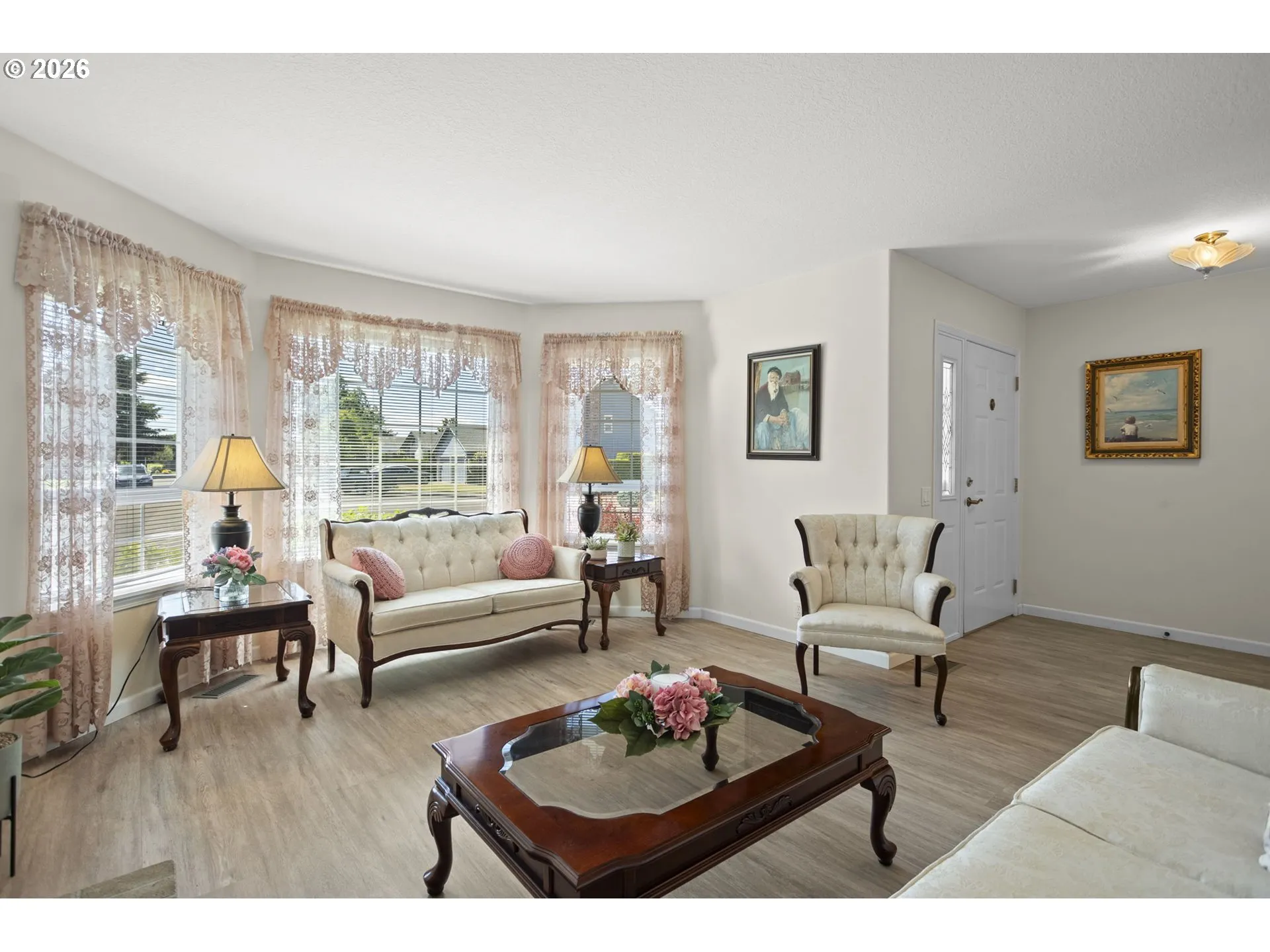 Living Room/Entrance