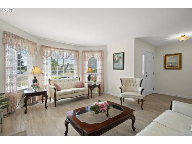 Living Room/Entrance