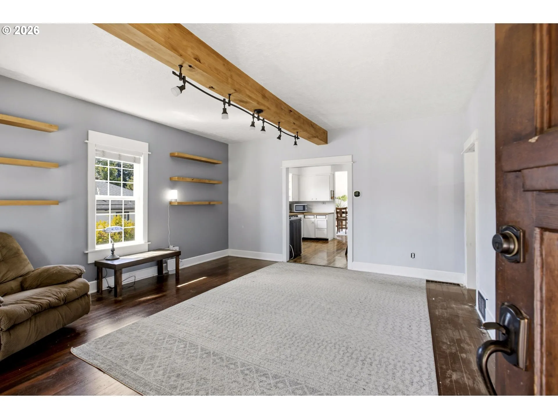 Living Room/Entrance