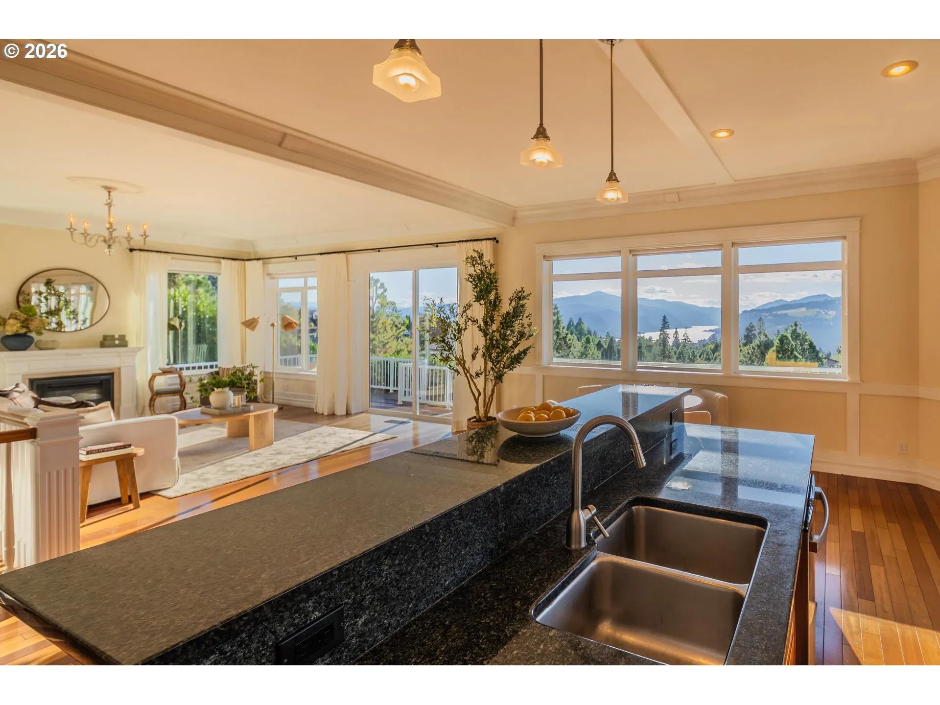 Kitchen-Breakfast Bar