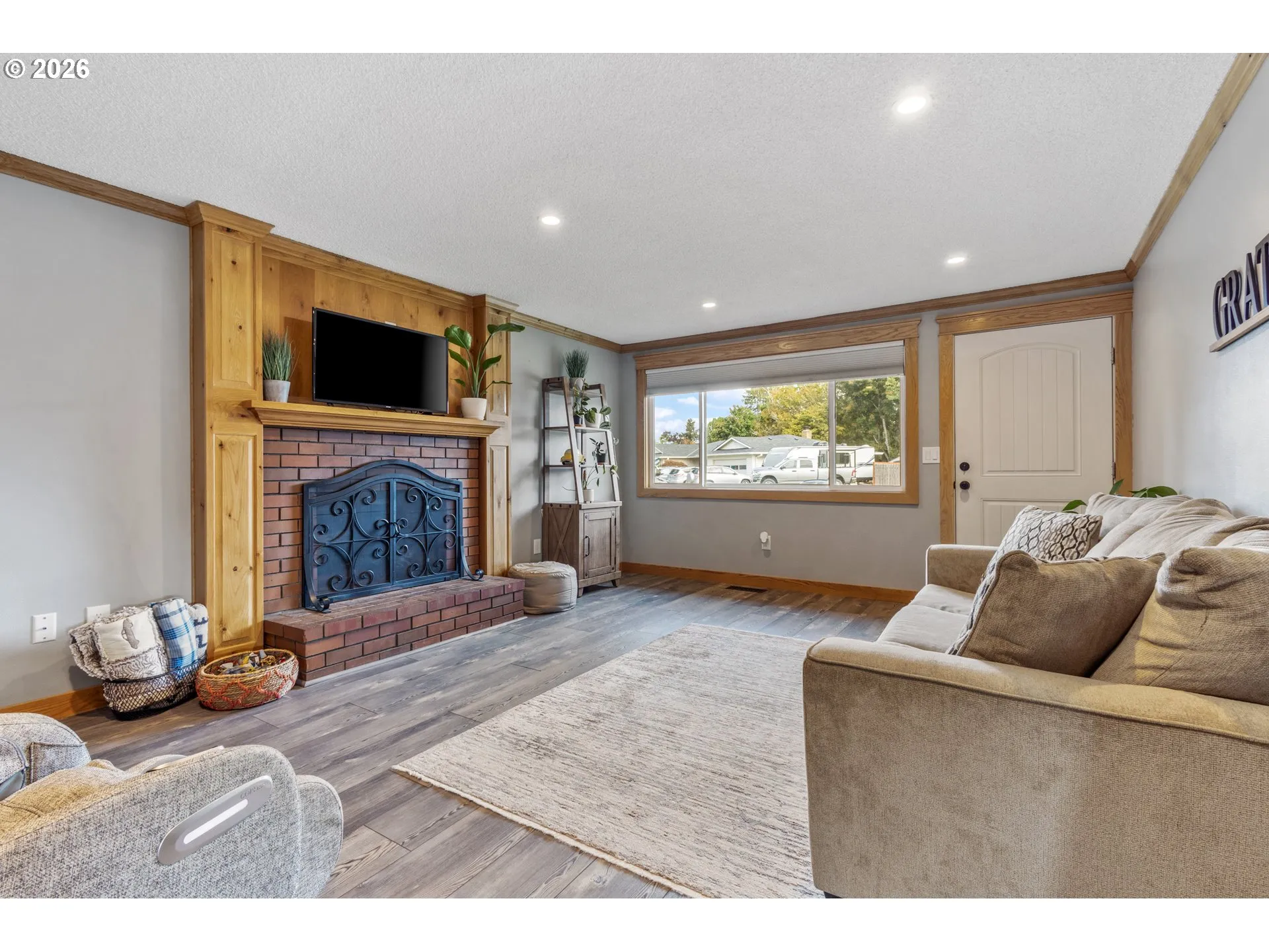 Living Room/Entrance