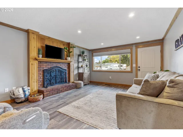 Living Room/Entrance
