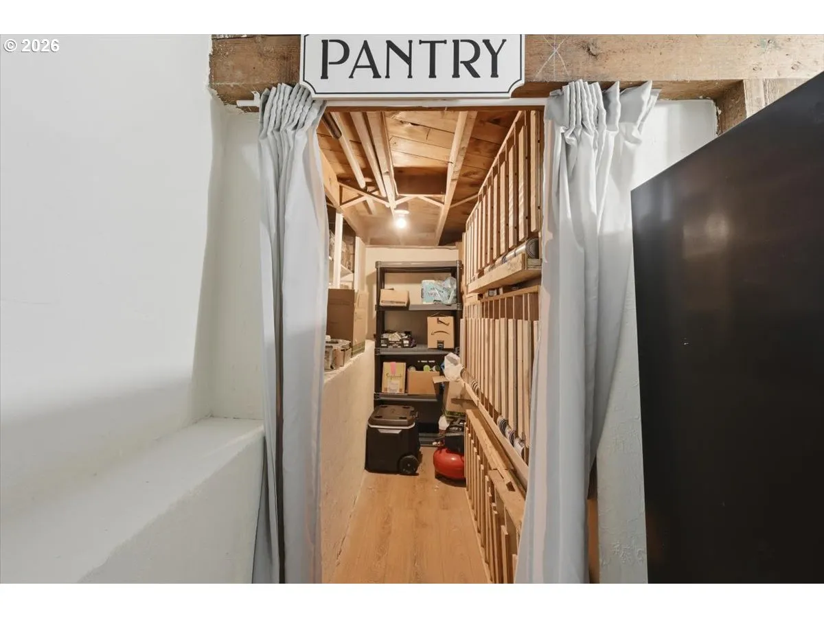 Pantry-Lower